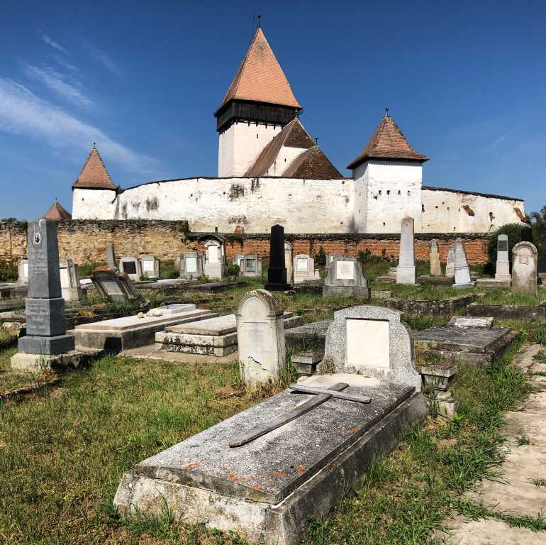 Rumänien - Siebenbürgen Kirchenburg Holzmengen