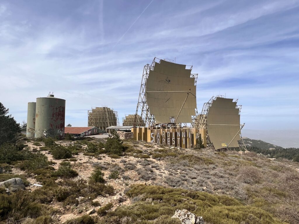 theglobeexplorer - Sardinien - Lost Place Radaranlage Monte Limbara