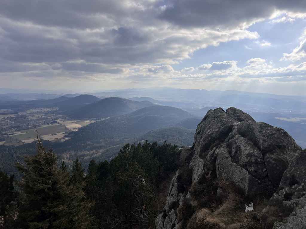 Blick vom Puy de Dôme auf die Chaîne des Puy